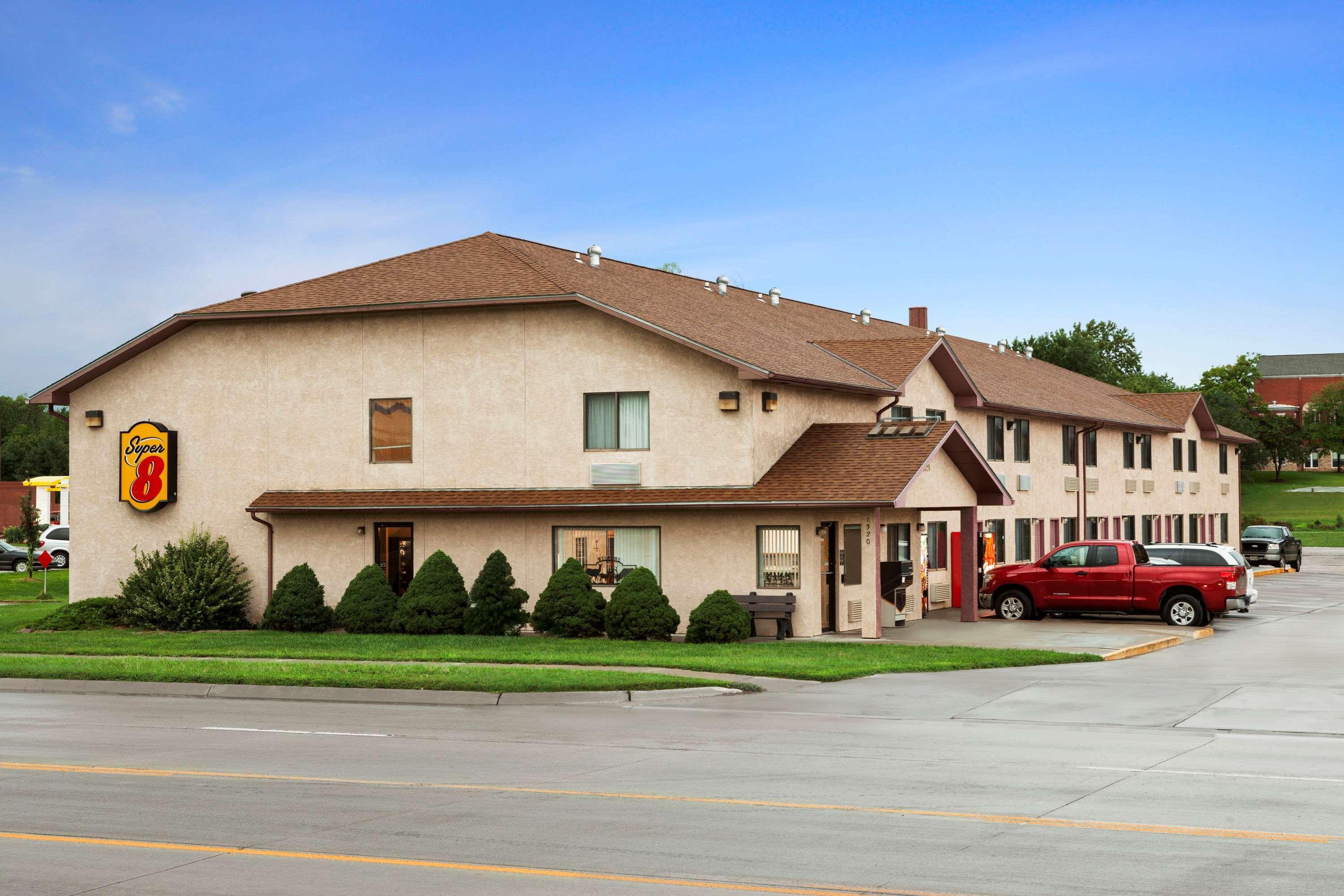 Super 8 By Wyndham Concordia Hotel Exterior photo