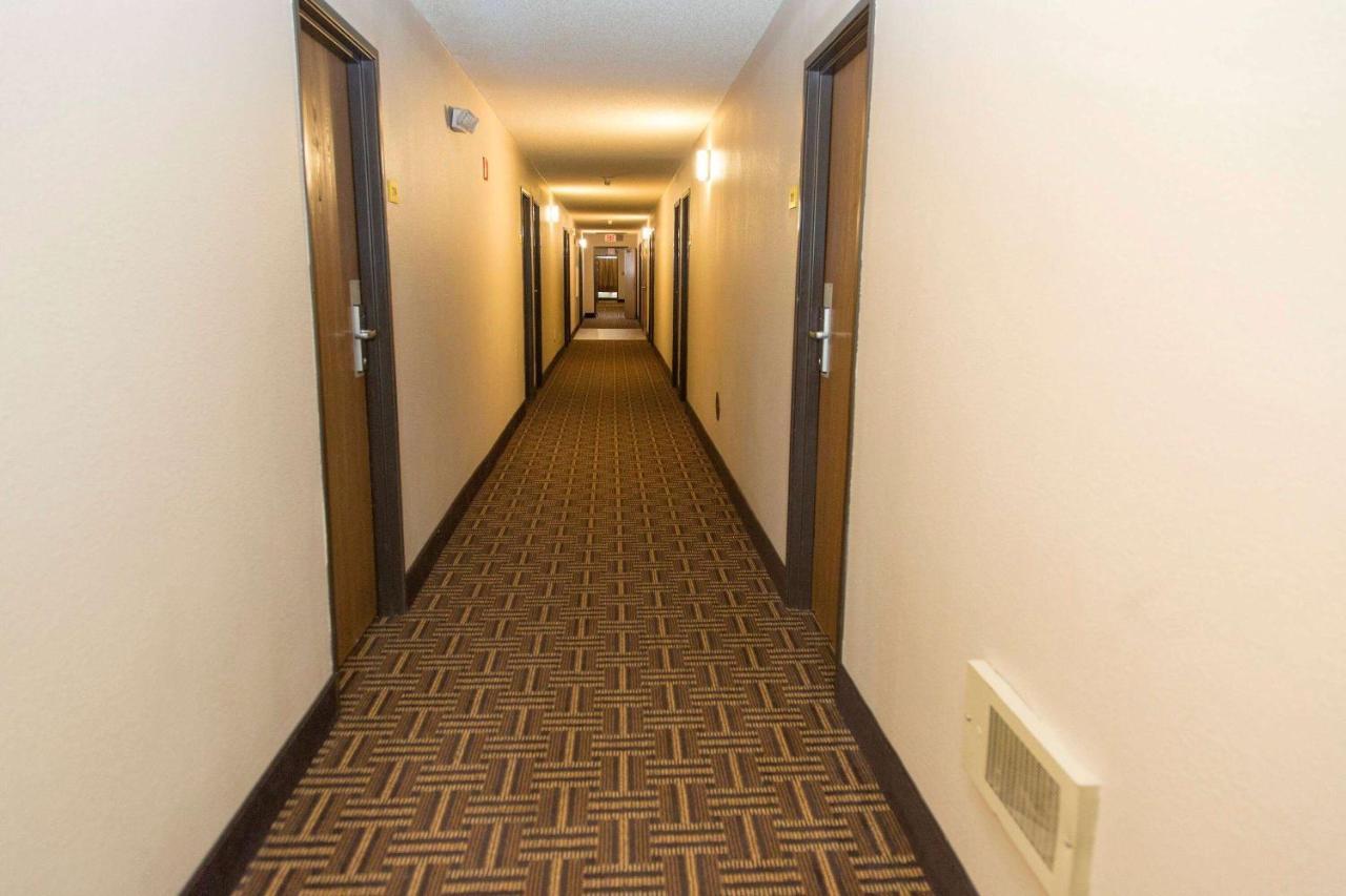 Super 8 By Wyndham Concordia Hotel Exterior photo